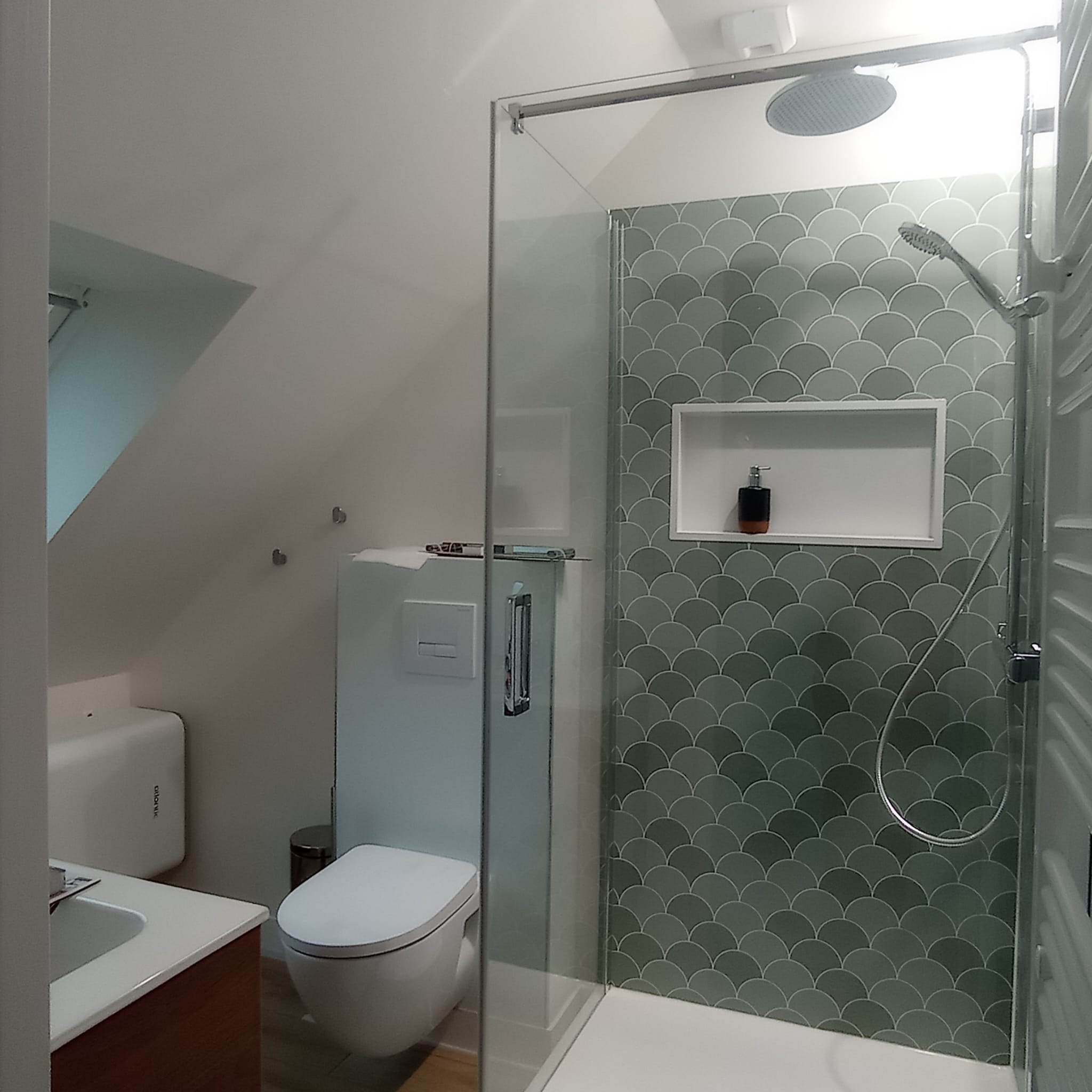 Chambre élégante avec lit king size et mobilier raffiné