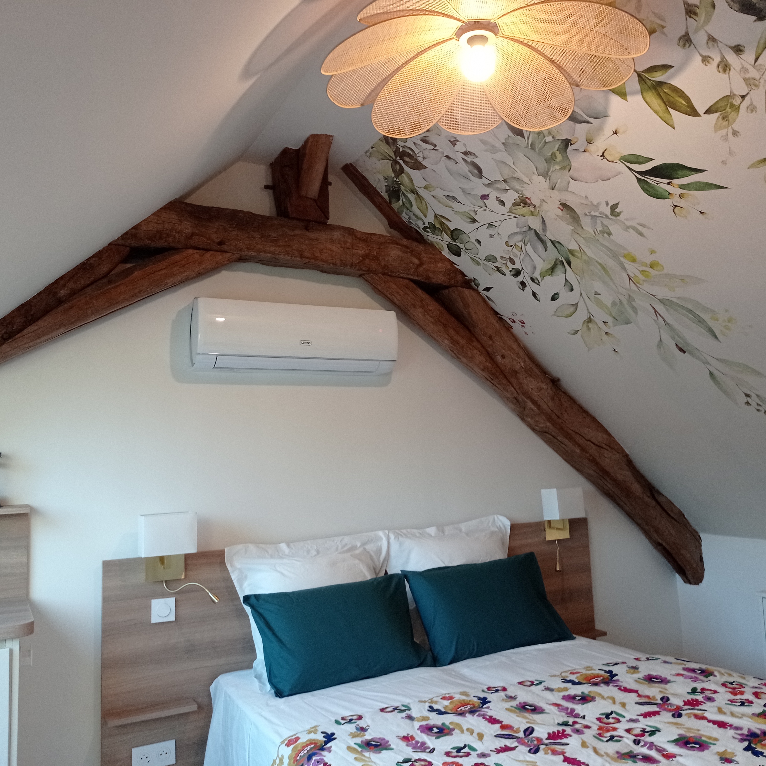Chambre élégante avec lit king size et mobilier raffiné